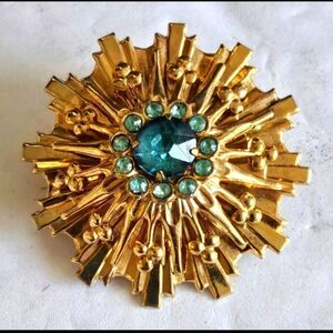 1940's   Vintage gold tone base metal blue crystals brooch / pin